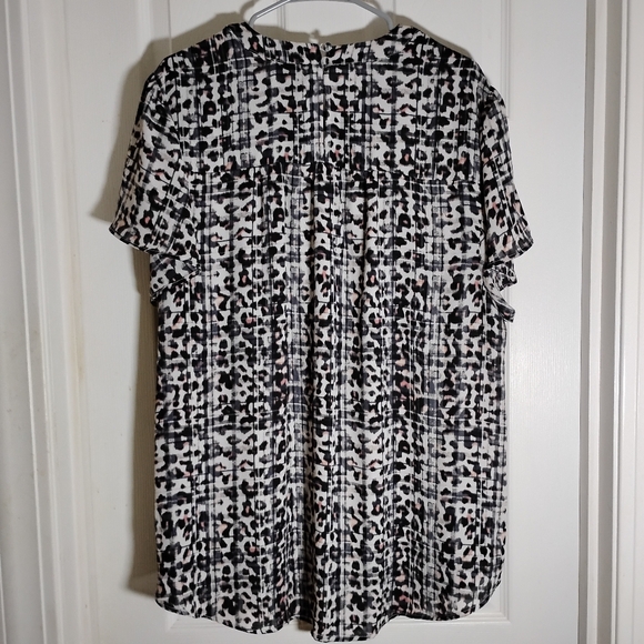torrid Animal Print Blouse watercolor Artsy 3X - Picture 5 of 10